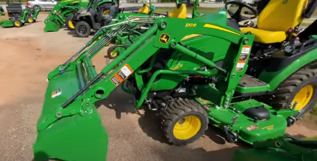 трактор John Deere 3028